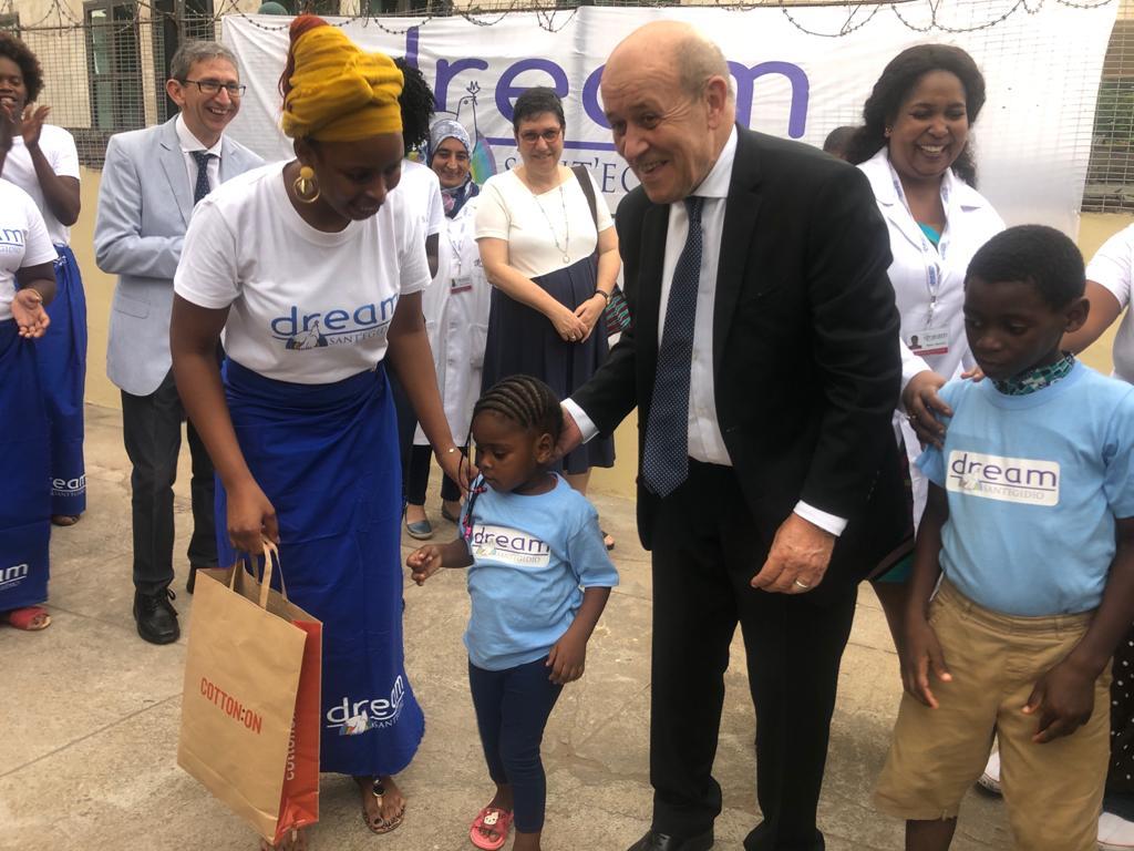 Visita del ministro degli Esteri francese Jean-Yves Le Drian al centro DREAM per l'infanzia di Maputo